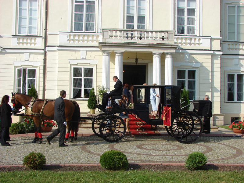 Przyjazd karetą do Pałacu to jedna z dodatkowych atrakcji weselnych, fot. Pałac Ossolińskich