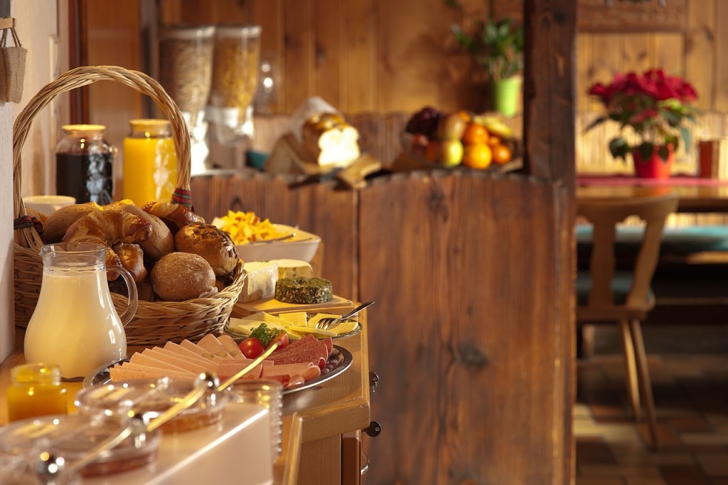 Sok owocowy lub owocowo-warzywny powinien być nieodzwonym elementem każdego zdrowego śniadania, fot. pixabay