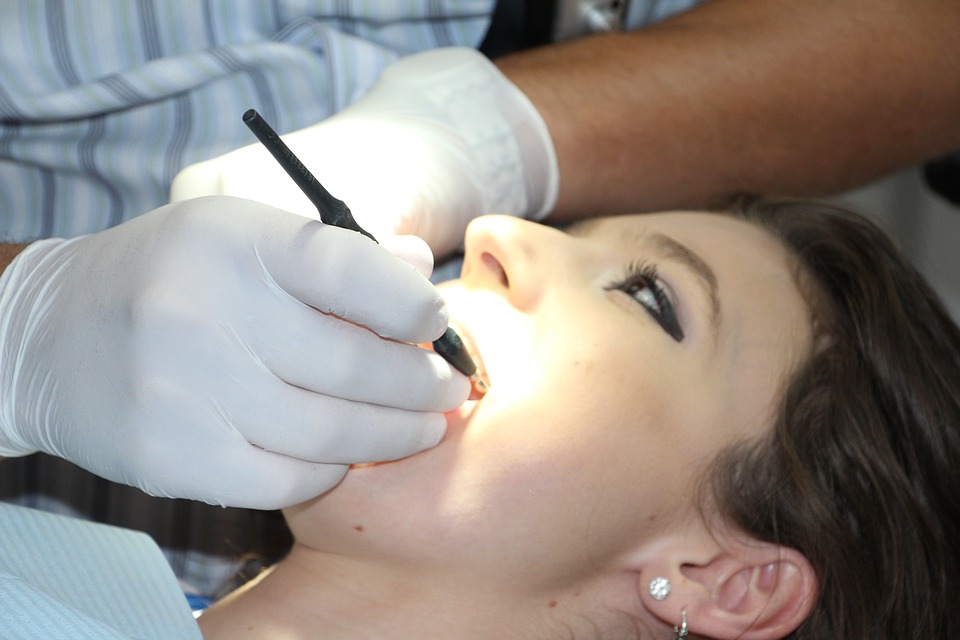 Zabiegi z zakresu stomatologii estetycznej w klinice Dent Plast to współpraca pacjensta z dentystą, fot. pixabay